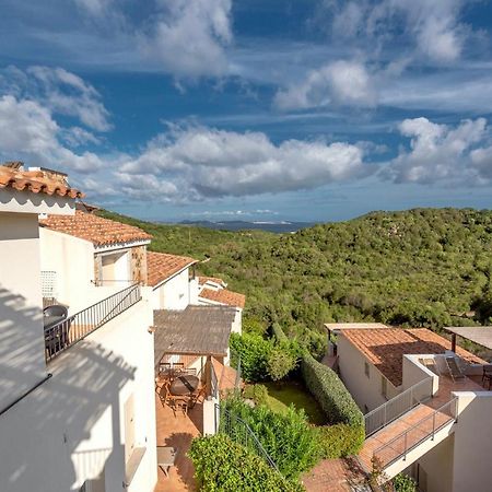 Residence Con Piscina A 4 Km Da Baja Sardinia Cala Bitta Exterior foto