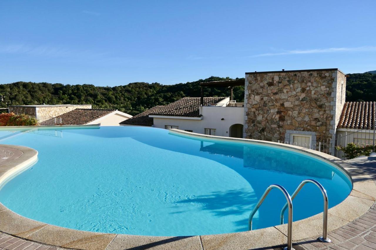 Residence Con Piscina A 4 Km Da Baja Sardinia Cala Bitta Exterior foto